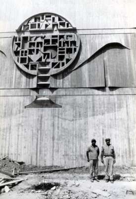 Building the wall relief at the Eshkol Regional Council building